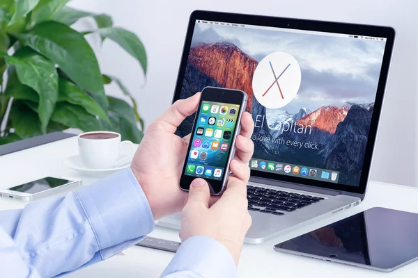 Apple iphone mit ios 9 und macbook pro mit os x el capitan — Stockfoto