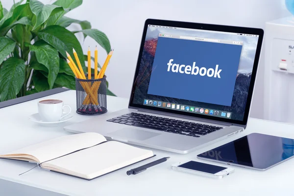 Facebook yeni logo Apple Macbook Pro ekrandaki Telifsiz Stok Fotoğraflar