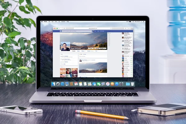 Facebook Timeline üzerinde Apple Macbook Pro kullanıcı profilinde Telifsiz Stok Imajlar