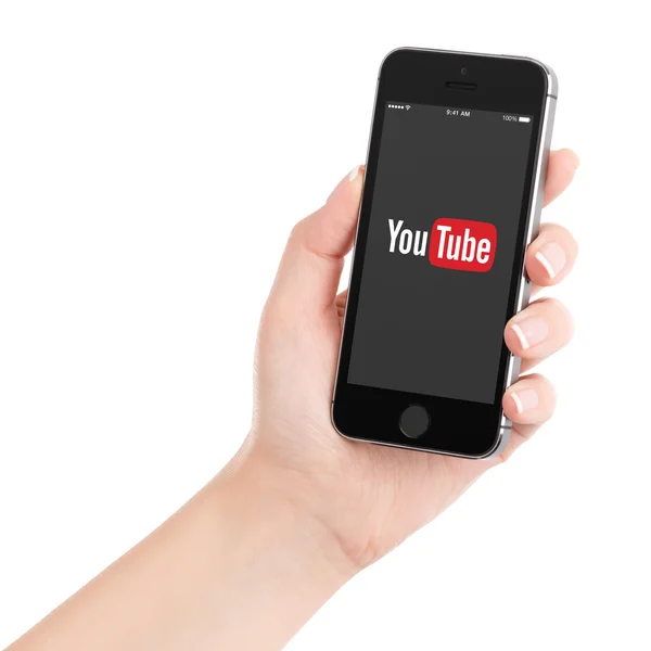 Kadın el siyah Apple iphone 5'ler Youtube app logosu ile tutarak — Stok fotoğraf