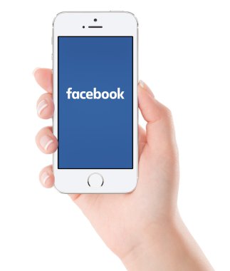 Beyaz Apple iphone 5'ler üzerinde Facebook logosunu kadın elinde