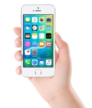 Beyaz Apple iphone 5'ler üzerinde IOS 9 homescreen görüntülemek