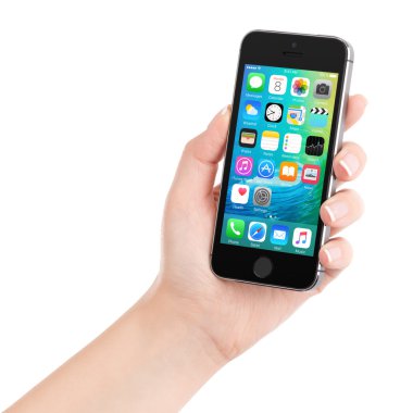 Elma alan gri iphone 5'ler görüntülenirken IOS 9 kadın elinde