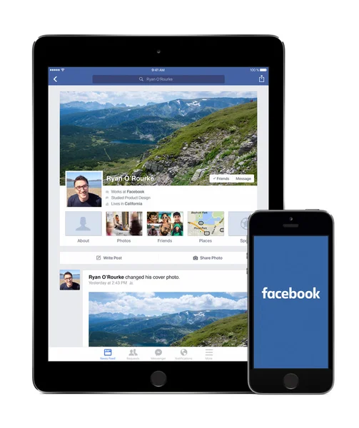 Facebook app on the Apple iPad Air 2 and iPhone 5s displays — Stock Photo, Image