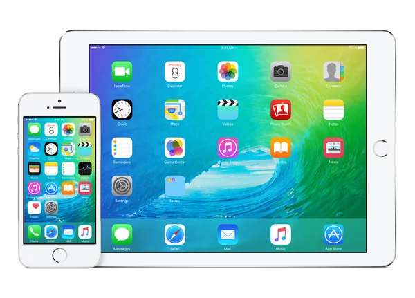 Apple iPad Air 2 y iPhone con iOS 9 — Foto de Stock