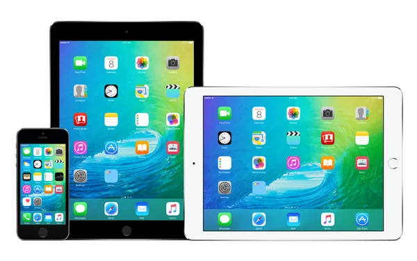 Apple iphone 5s en twee Apple ipad Air 2 met ios 9 — Stockfoto