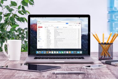 Google Gmail web sayfası ile Apple Macbook ile ofis işyeri