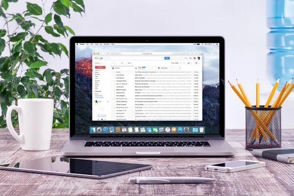 Büro-Arbeitsplatz mit Apple-Macbook mit google gmail-Webseite — Stockfoto