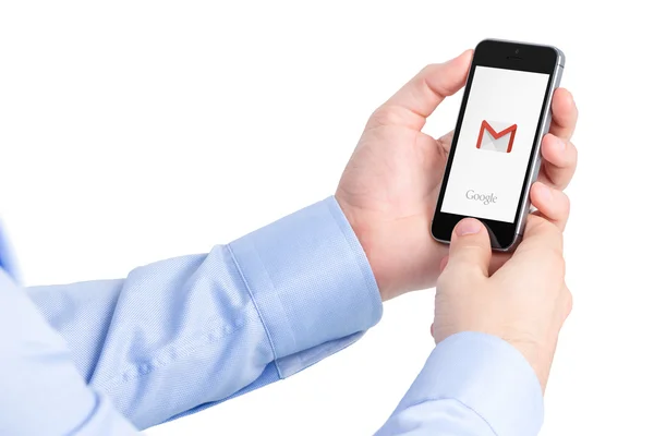 Άνθρωπος που κρατά το iphone της Apple, με το λογότυπο Google Gmail εφαρμογή — Φωτογραφία Αρχείου