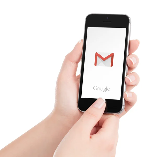 Apple iphone 5'ler ile Google Gmail app logosu ekranda siyah — Stok fotoğraf