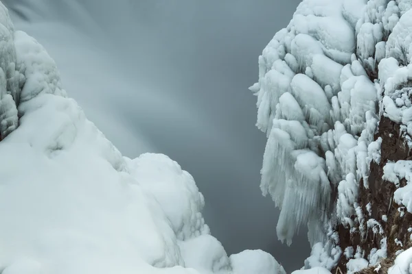 雪が降ったアイスランドの滝 — ストック写真