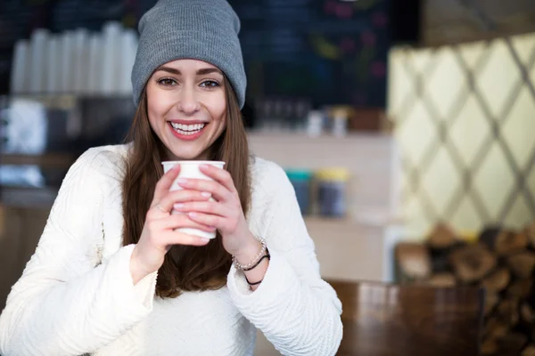 Sıcak bir içecek olan kış giysileri kadında — Stok fotoğraf