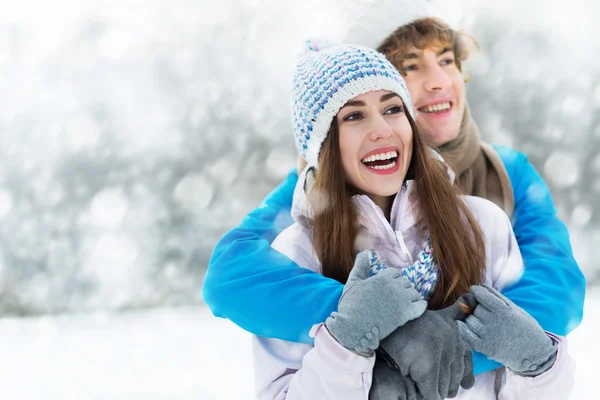 Casal em roupas de inverno — Fotografia de Stock