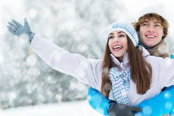 Casal em roupas de inverno — Fotografia de Stock