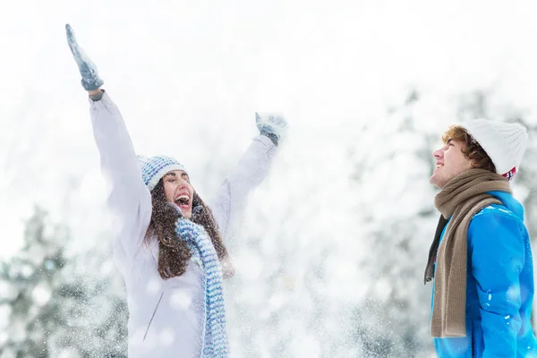 Casal em roupas de inverno — Fotografia de Stock