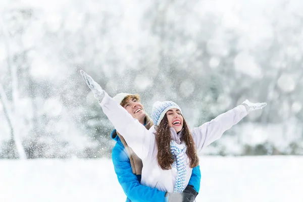 Casal em roupas de inverno — Fotografia de Stock