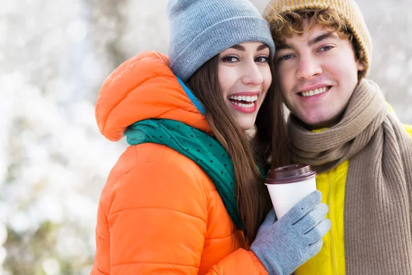 Casal em roupas de inverno — Fotografia de Stock