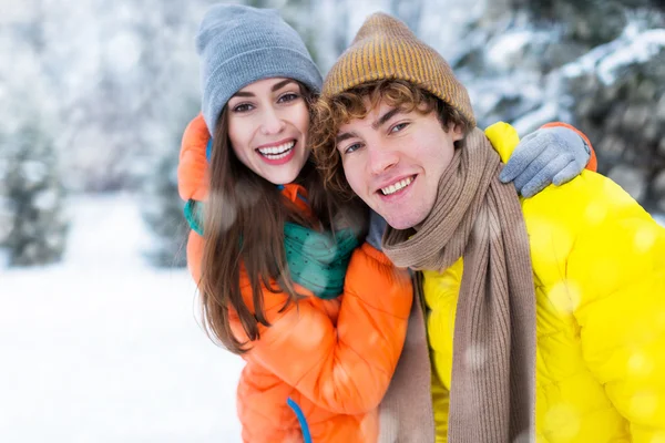 Casal em roupas de inverno — Fotografia de Stock