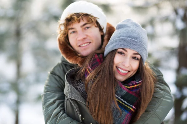 Pasangan dalam pakaian musim dingin Stok Gambar