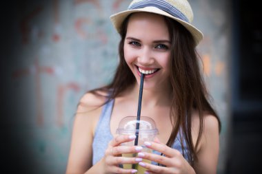 Hasır Şapkalı kadın