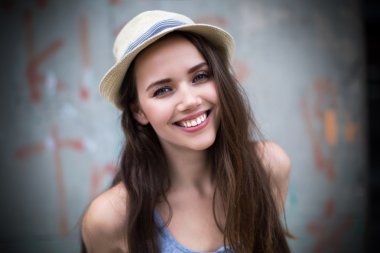 Hasır Şapkalı kadın