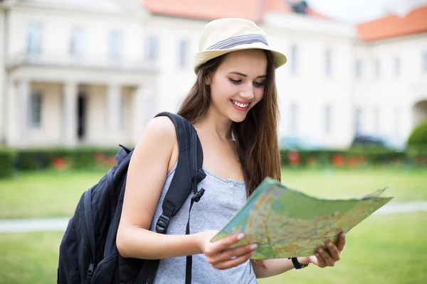 Turista com mapa — Fotografia de Stock