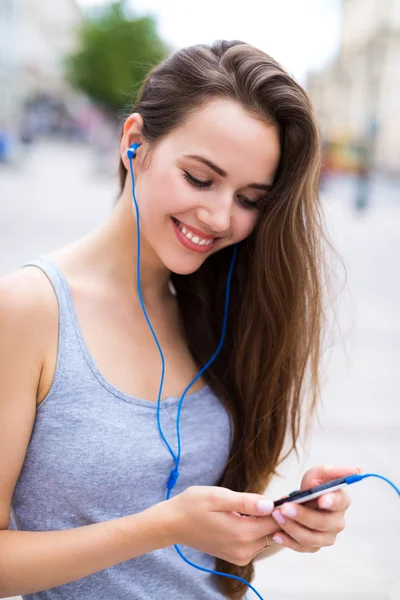 Mulher ouvindo música ao ar livre — Fotografia de Stock