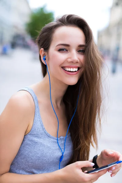Kvinna lyssnar på musik utomhus — Stockfoto