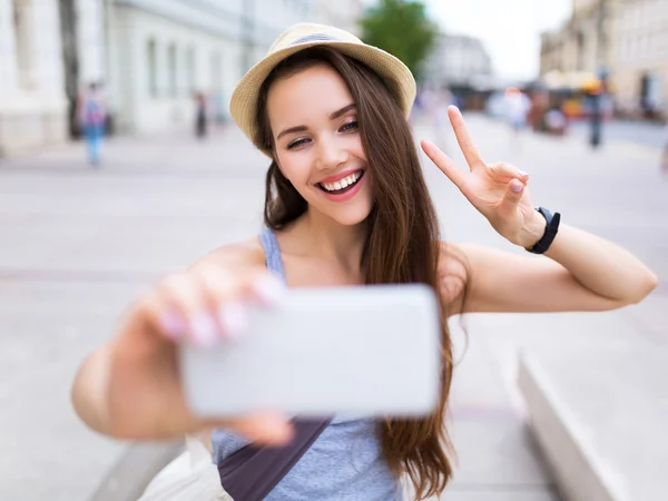 Mujer joven tomando fotos — Foto de Stock