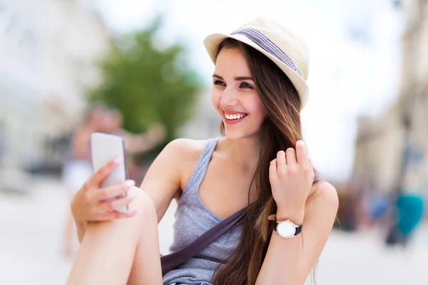 Mulher usando telefone celular na rua da cidade — Fotografia de Stock