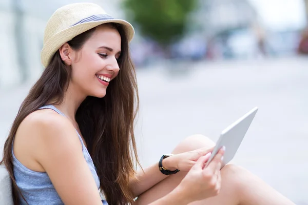 Žena pomocí digitálních tabletu na ulici města — Stock fotografie