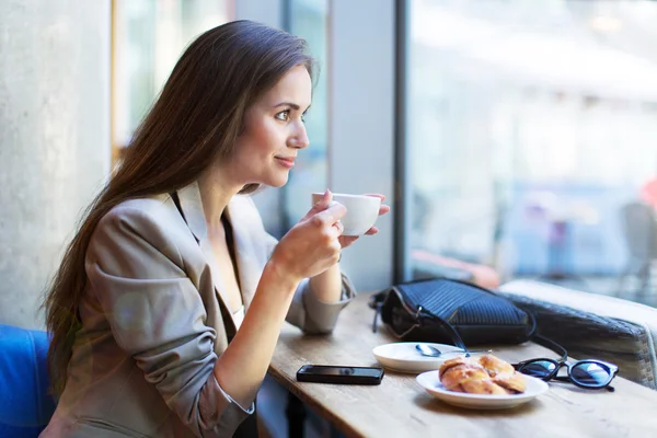 Mujer en la cafetería — Foto de Stock