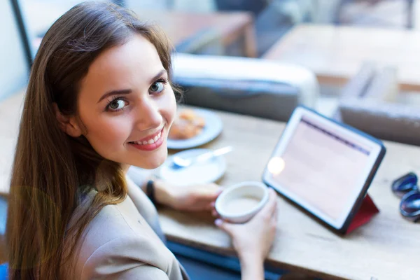 Mulher usando tablet digital no café — Fotografia de Stock