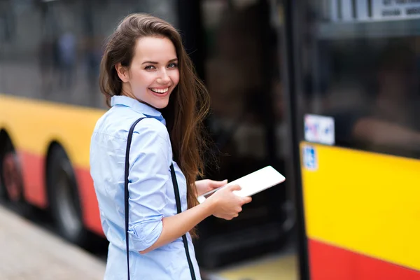 Otobüs durağında bekleyen kadın — Stok fotoğraf