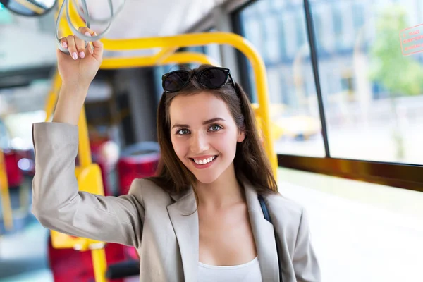 Kvinna på bussen — Stockfoto