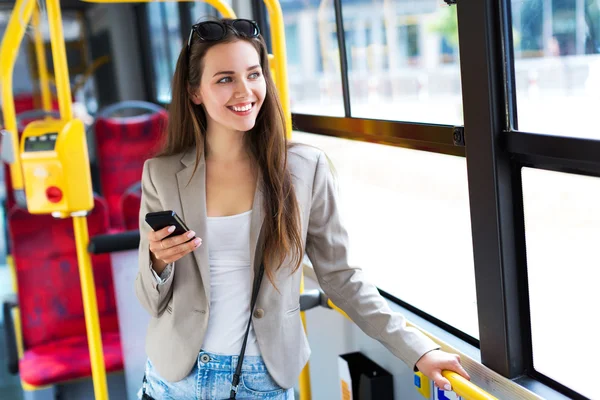 Kvinna på bussen — Stockfoto