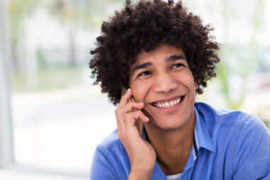 Afro Amerikalı adam cep telefonu ile