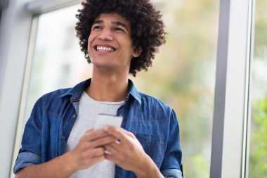 Afro Amerikalı adam cep telefonu ile