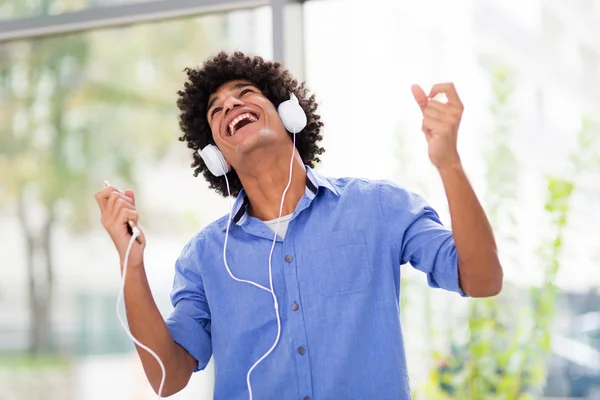 Man with afro enjoying music — Stock Photo, Image