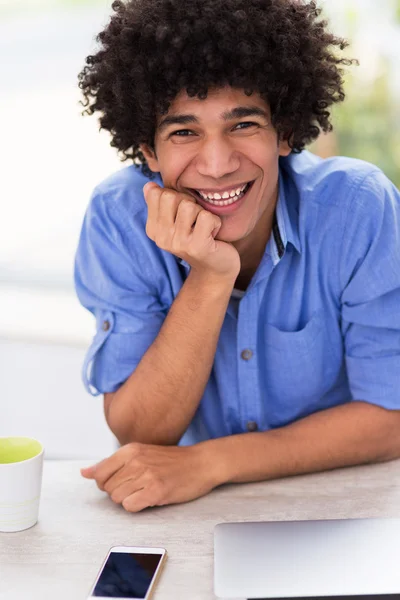 Jonge man met afro — Stockfoto