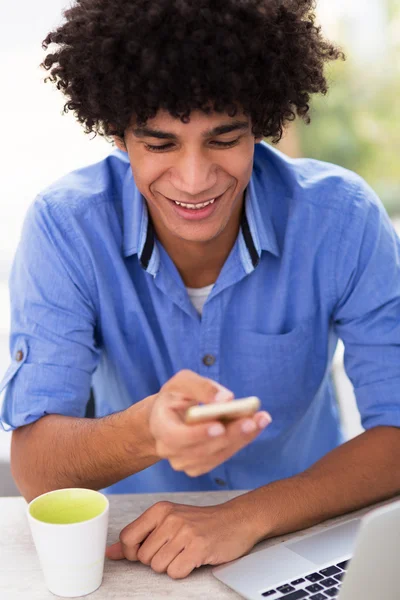 Afro-Amerikaanse man met mobiele telefoon — Stockfoto