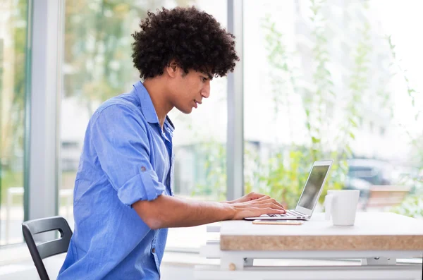 Afro man using laptop — Stock Photo, Image