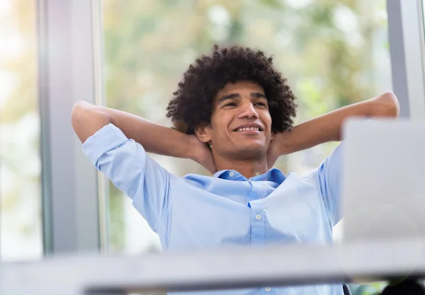 Afro uomo utilizzando computer portatile — Foto Stock