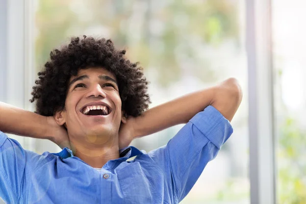 Jovem com afro — Fotografia de Stock