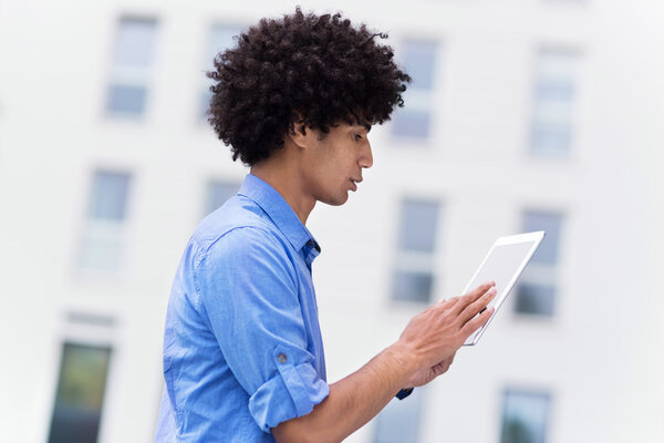 Человек с афро-держателем цифрового планшета
