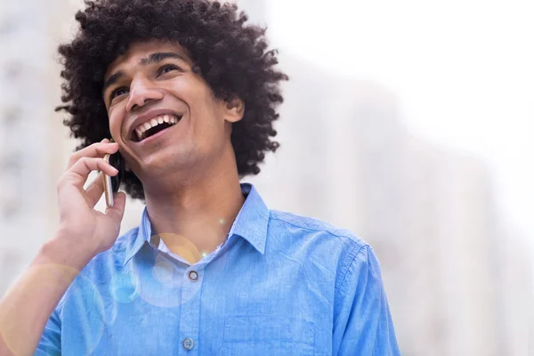 Afro amerikansk man med mobiltelefon — Stockfoto