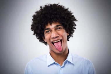 Afro adam dil yapışkanlık dışarı