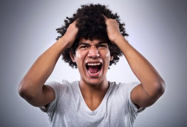 Afro bağırarak ile genç adam