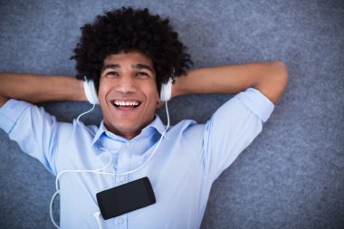 Müzik keyfi afro adamla