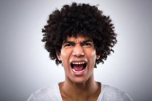 Jovem com afro gritando — Fotografia de Stock